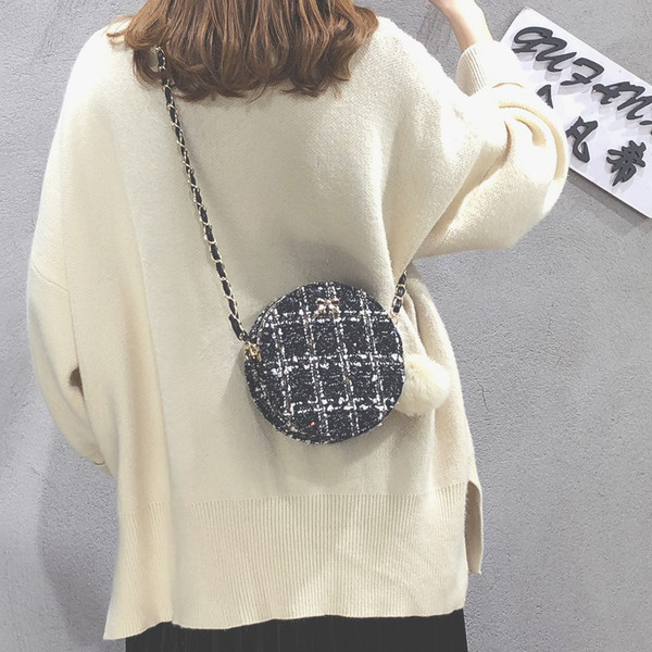 Modern női kerek táska pehelyvel, három színben