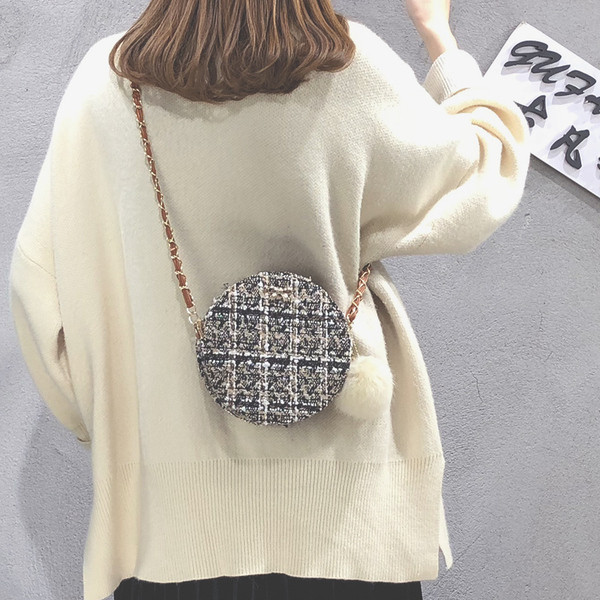 Modern női kerek táska pehelyvel, három színben