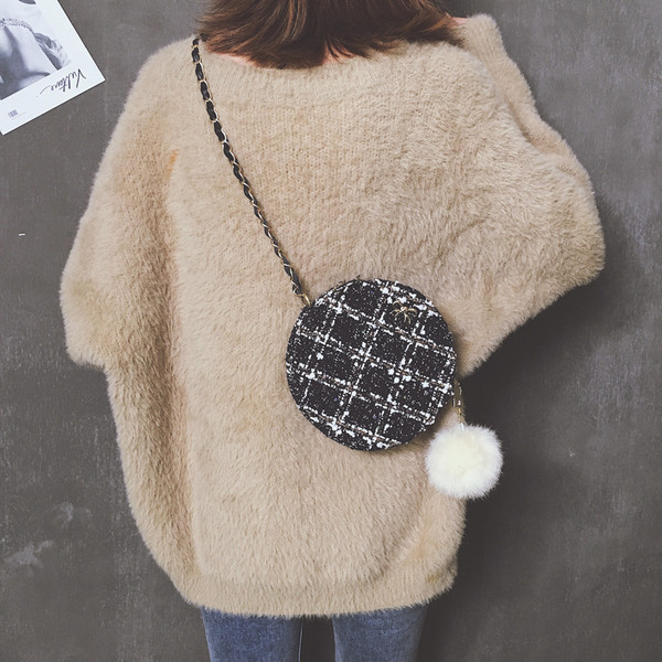 Modern női kerek táska pehelyvel, három színben