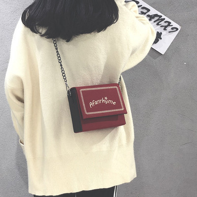 Стилна дамска малка чанта с надпис и дълга дръжка