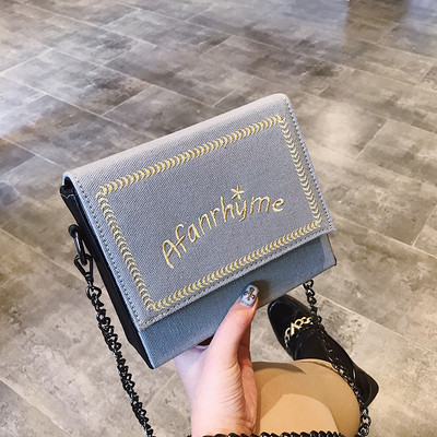 Stílusos női kis táska felirattal, hosszú füllel