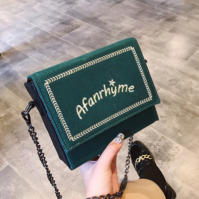 Stílusos női kis táska felirattal, hosszú füllel