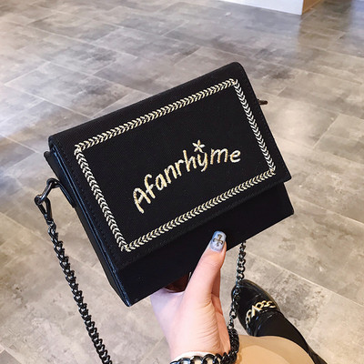 Stílusos női kis táska felirattal, hosszú füllel