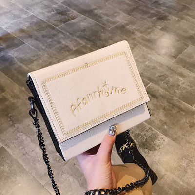 Stílusos női kis táska felirattal, hosszú füllel