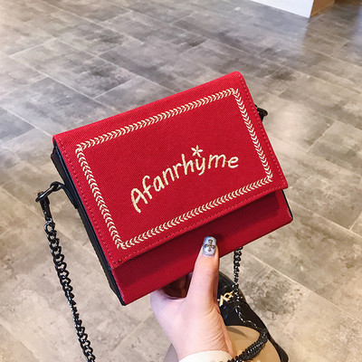 Stílusos női kis táska felirattal, hosszú füllel