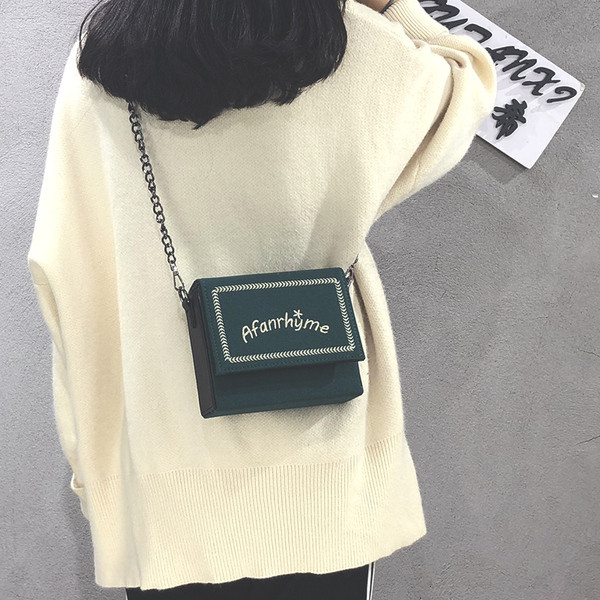 Stílusos női kis táska felirattal, hosszú füllel