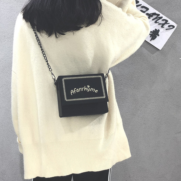 Stílusos női kis táska felirattal, hosszú füllel