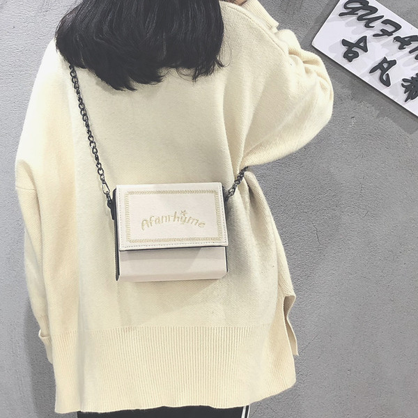 Stílusos női kis táska felirattal, hosszú füllel