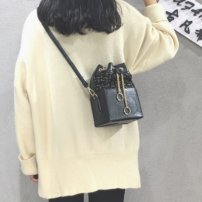 Ежедневна дамска чанта от еко кожа с дълга дръжка и метален елемент