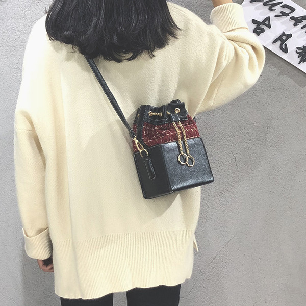 Eko bőrből készült alkalmi női táska, hosszú füllel, fém elemmel