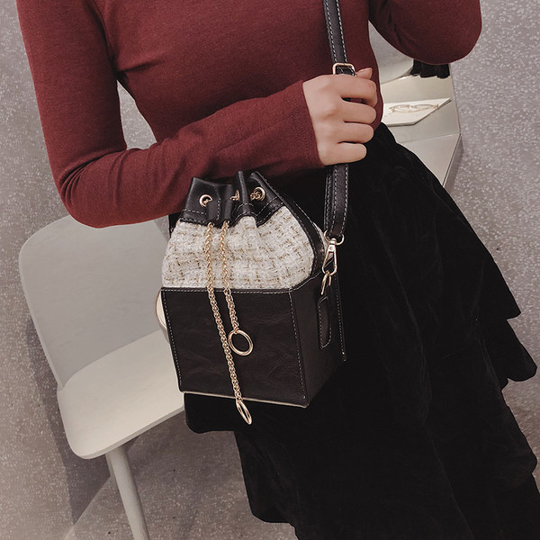 Eko bőrből készült alkalmi női táska, hosszú füllel, fém elemmel