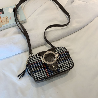 Μοντέρνα γυναικεία τσάντα με μεταλλική διακόσμηση σε τρία χρώματα