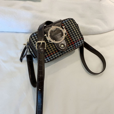 Μοντέρνα γυναικεία τσάντα με μεταλλική διακόσμηση σε τρία χρώματα