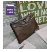 Stílusos férfi táska fém díszítéssel, barna színben