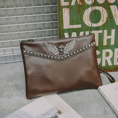 Stílusos férfi táska fém díszítéssel, barna színben