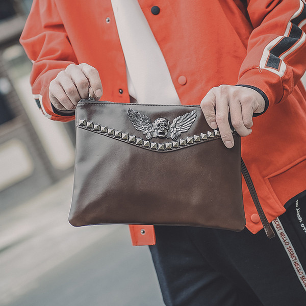 Stílusos férfi táska fém díszítéssel, barna színben