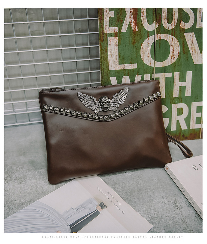 Stílusos férfi táska fém díszítéssel, barna színben