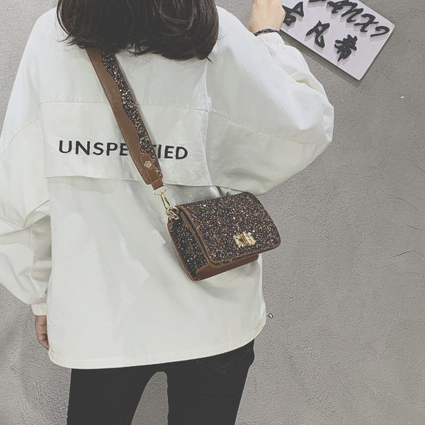 Modern női táska hosszú füllel, három színben