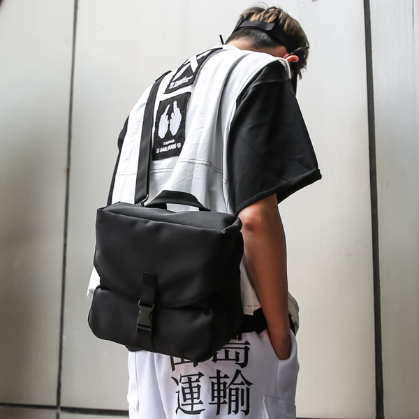 Praktikus férfi táska két színben