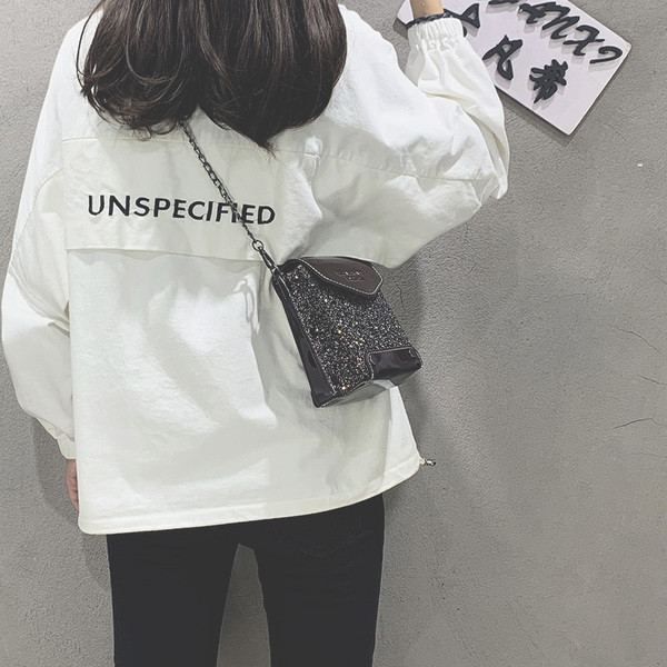 Elegáns női táska hosszú fémlánccal, három színben