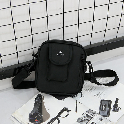 Μοντέρνα μικρή ανδρική τσάντα σε μαύρο χρώμα