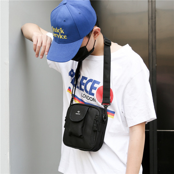 Modern férfi kistáska fekete színben