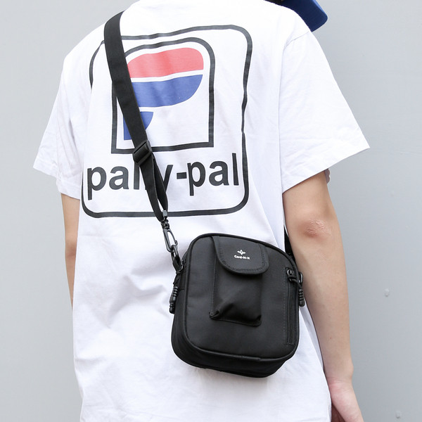 Modern férfi kistáska fekete színben