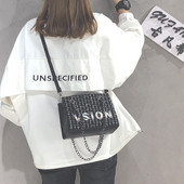 Stílusos kézitáska felirattal és hosszú fogantyúval, két színben