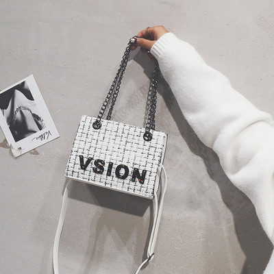 Stílusos kézitáska felirattal és hosszú fogantyúval, két színben