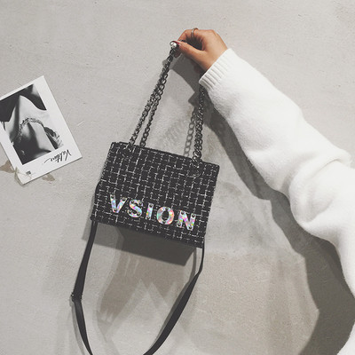 Stílusos kézitáska felirattal és hosszú fogantyúval, két színben