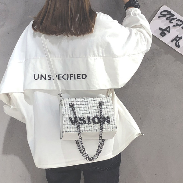 Stílusos kézitáska felirattal és hosszú fogantyúval, két színben