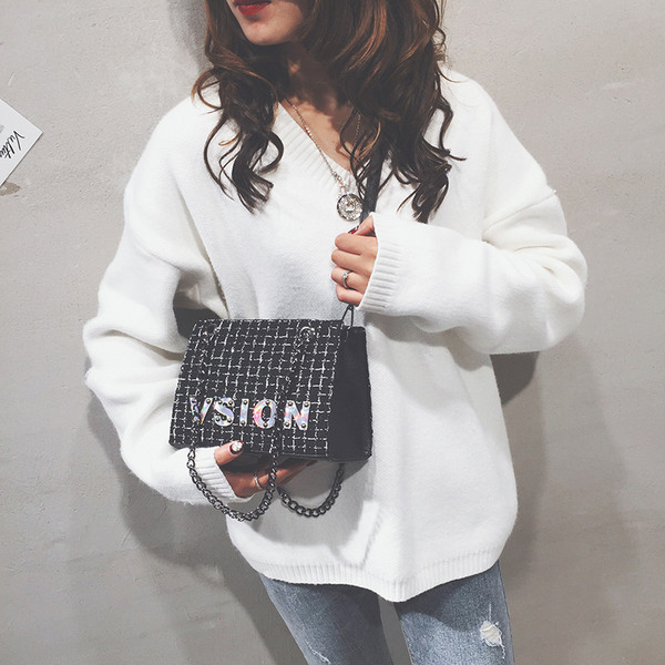 Stílusos kézitáska felirattal és hosszú fogantyúval, két színben