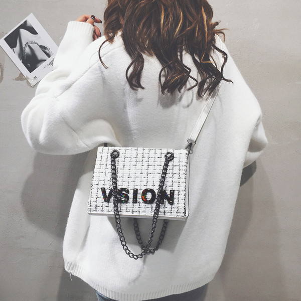 Stílusos kézitáska felirattal és hosszú fogantyúval, két színben