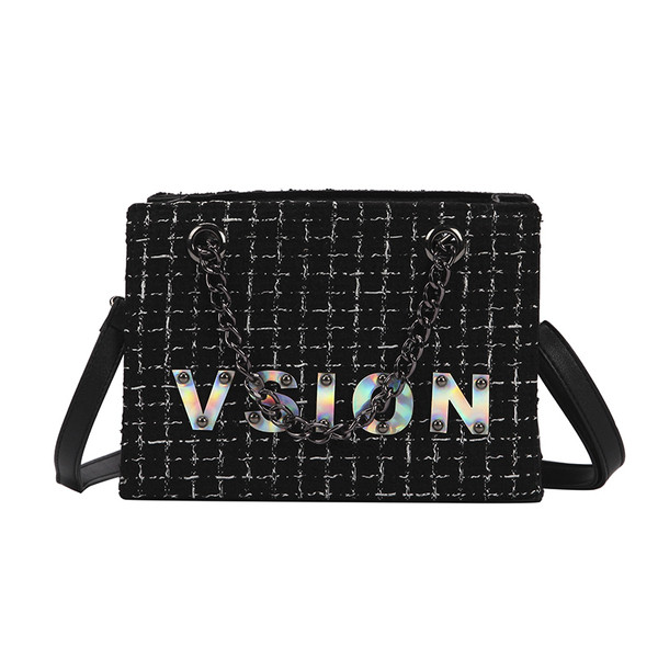 Stílusos kézitáska felirattal és hosszú fogantyúval, két színben