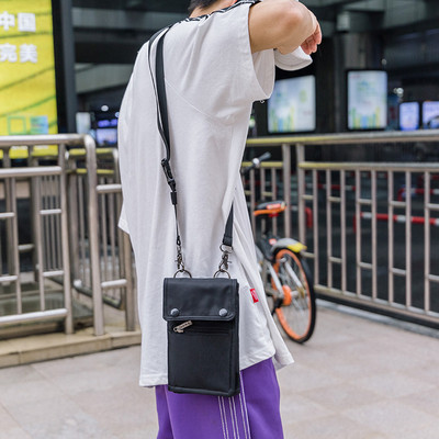 Egyszerű férfi kistáska két színben