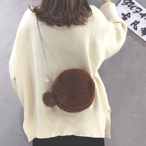 Elegáns női táska pehellyel és hosszú fémlánccal