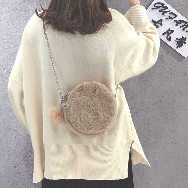 Elegáns női táska pehellyel és hosszú fémlánccal