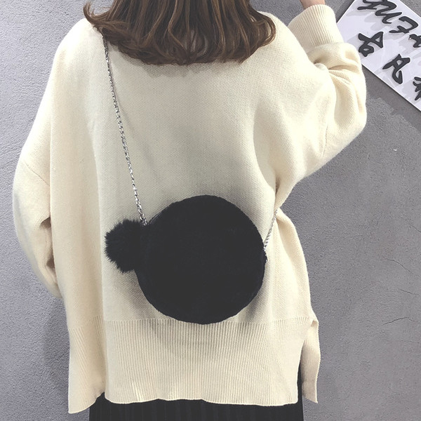 Elegáns női táska pehellyel és hosszú fémlánccal