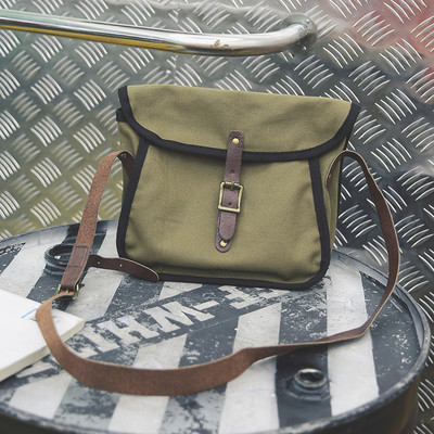 Hétköznapi férfi táska három színben, színes szegéllyel