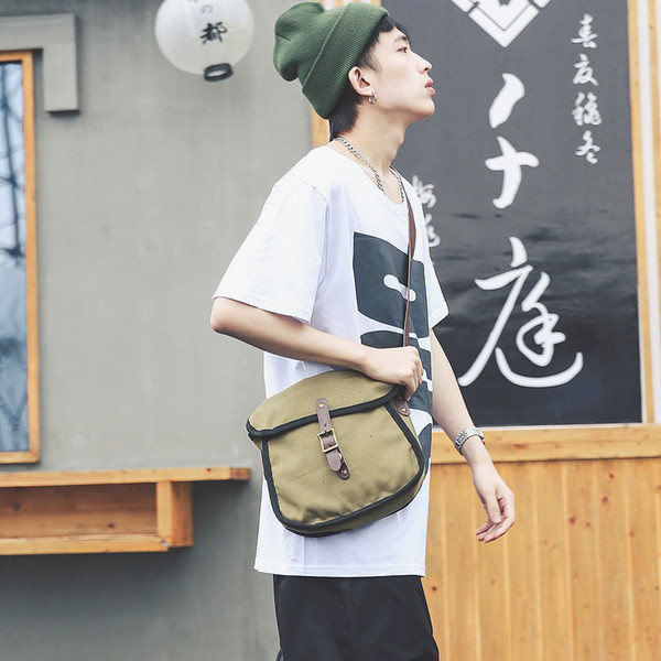 Hétköznapi férfi táska három színben, színes szegéllyel