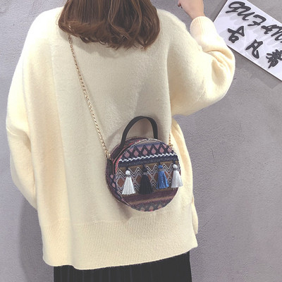 Стилна дамска кръгла чанта с пискюл в два цвята