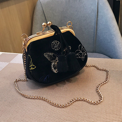 Stílusos kis kézitáska bojttal és hímzéssel, két színben