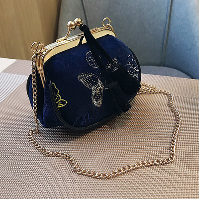 Stílusos kis kézitáska bojttal és hímzéssel, két színben