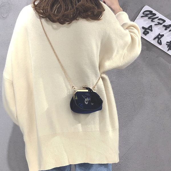 Stílusos kis kézitáska bojttal és hímzéssel, két színben