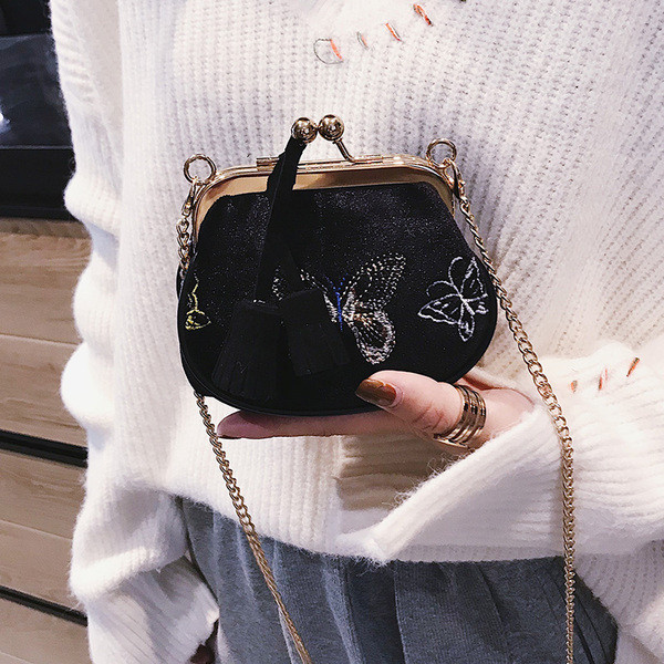 Stílusos kis kézitáska bojttal és hímzéssel, két színben