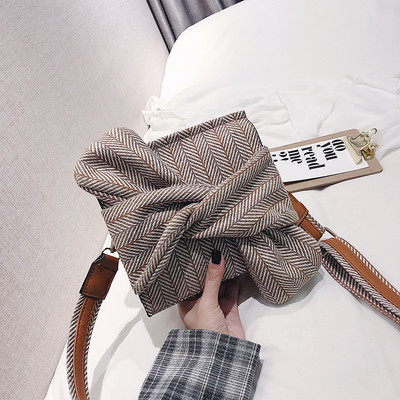 Női táska több színű szalaggal és cipzárral