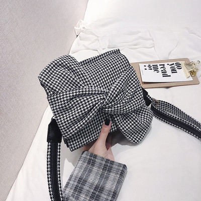 Női táska több színű szalaggal és cipzárral