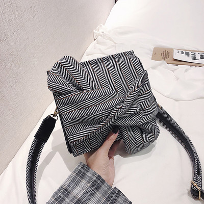 Női táska több színű szalaggal és cipzárral