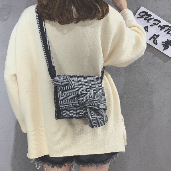 Női táska több színű szalaggal és cipzárral