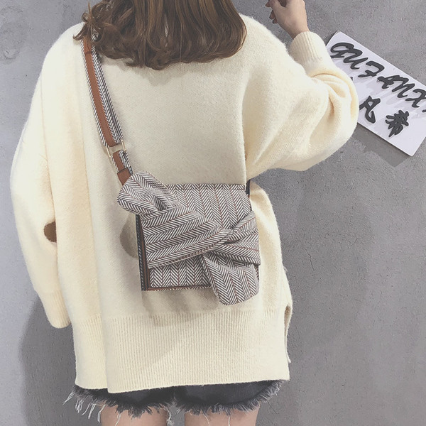 Női táska több színű szalaggal és cipzárral